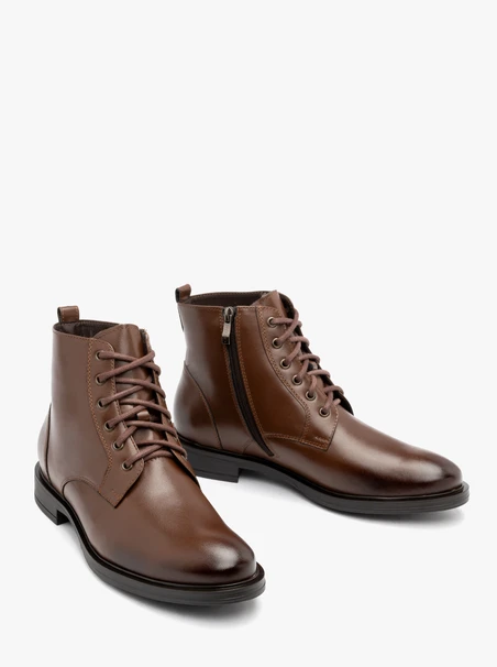Braune mit Wolle isolierte Herrenstiefel