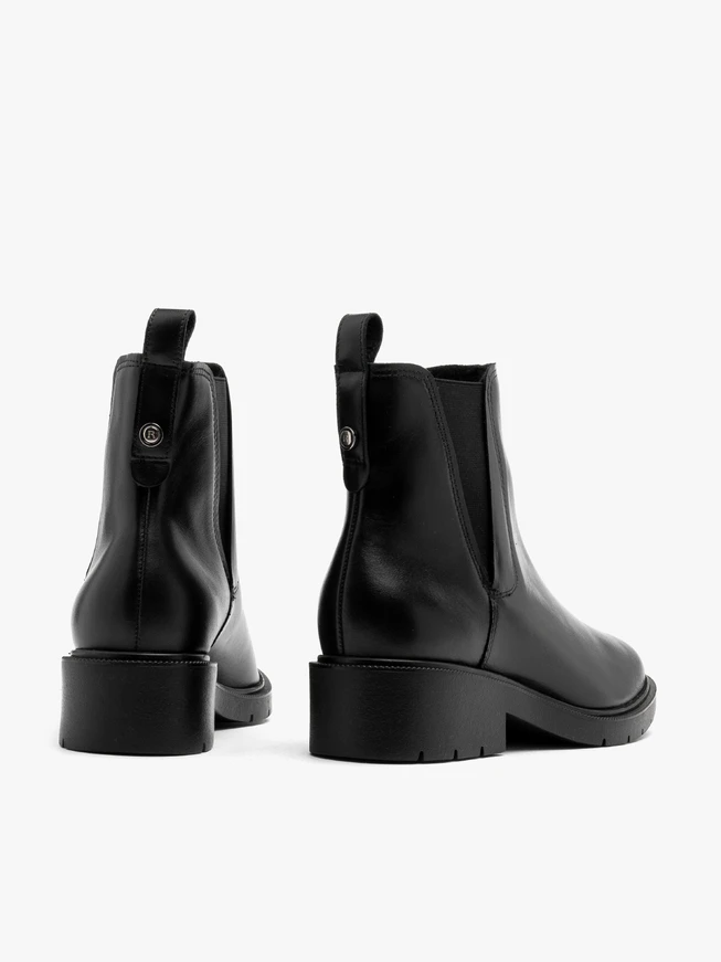 Black women’s Chelsea boots with decorative cut at the elastic