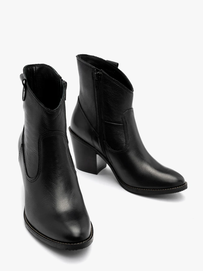 Schwarze Cowboystiefel mit dekorativem Schaft
