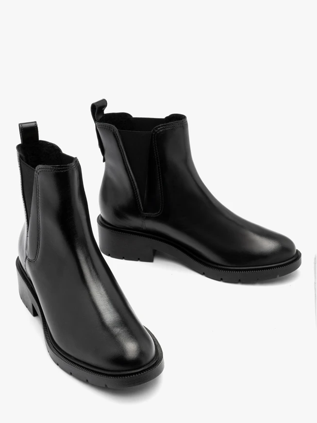 Black women’s Chelsea boots with decorative cut at the elastic