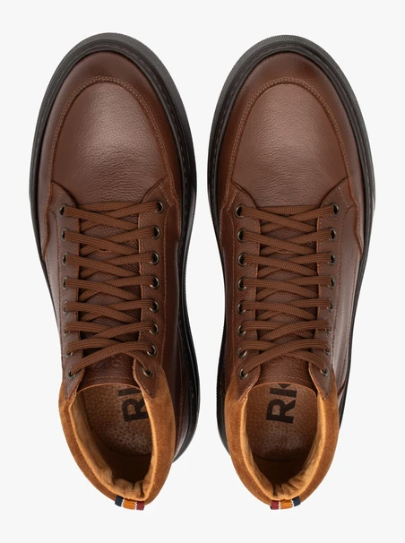 Braune, sportliche Stiefel mit klobiger schwarzer Sohle
