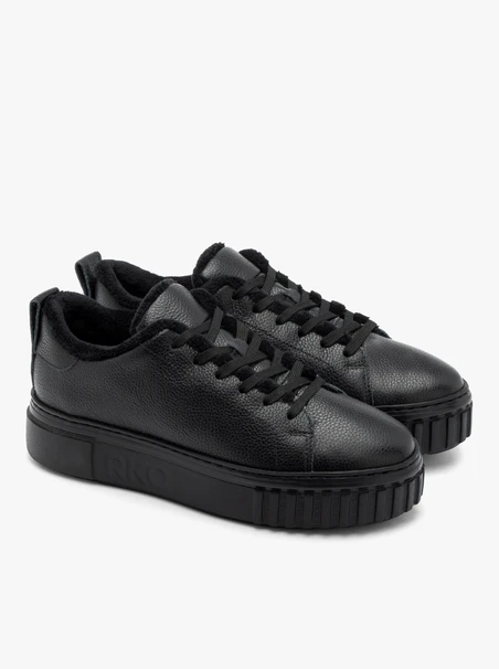 Insulated sporty shoes in black