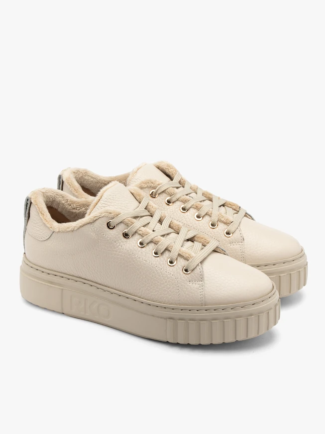 Isolierte Sporthalbschuhe in Beige