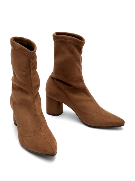 Stiefel mit flexiblem Absatz und spitzer Zehe