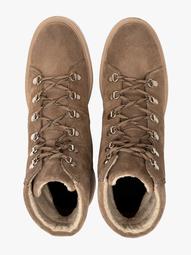 Veloursstiefel mit Zierhaken und Schnürsenkeln