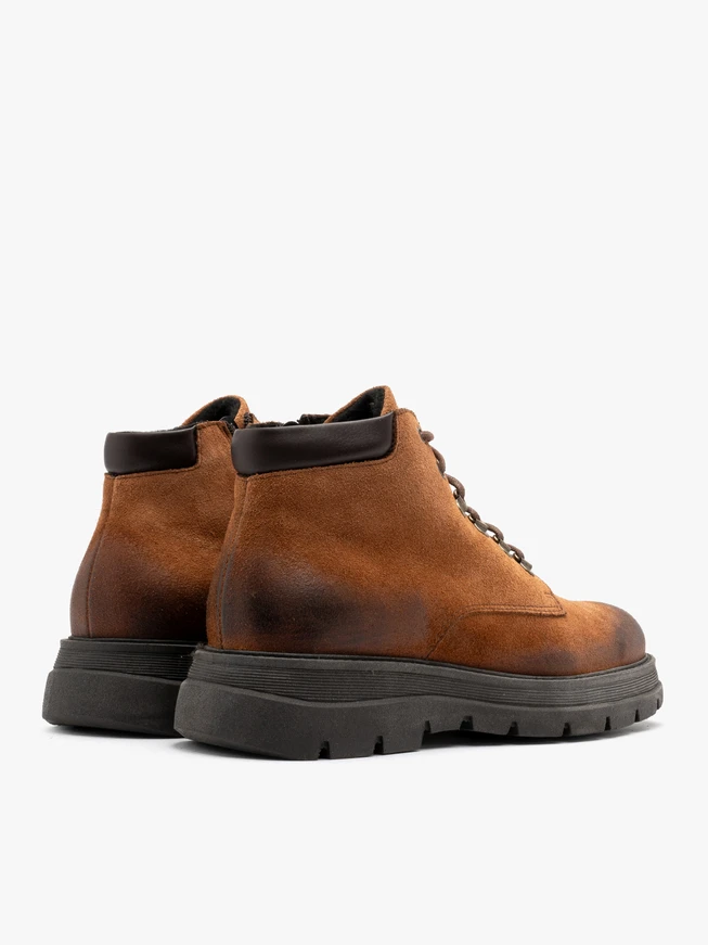Rote Herrenstiefel mit festem Boden