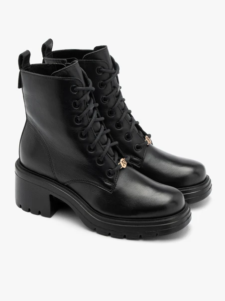 Schwarze Schnürstiefel mit festem Boden