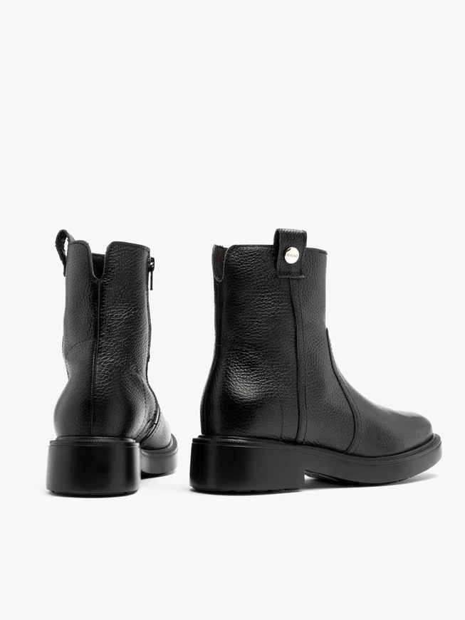 Schwarze Damenstiefel mit flacher Sohle