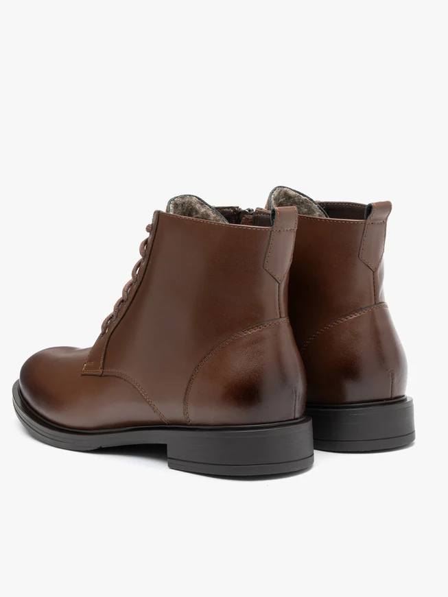 Brown men’s boots lined with wool