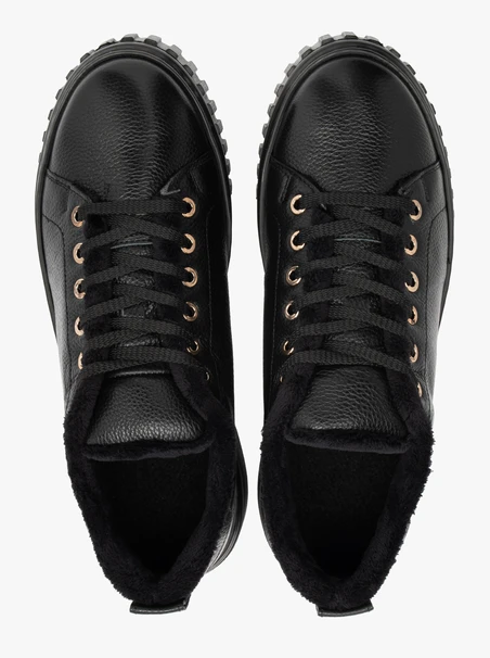 Insulated sporty shoes in black