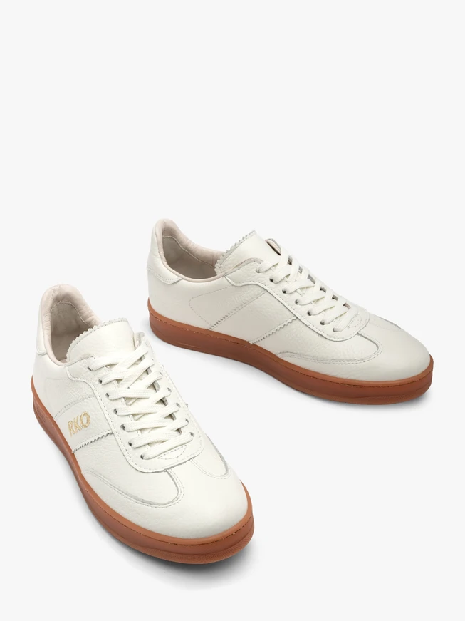 White sporty shoes with beige sole