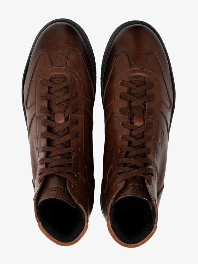 Sporty men’s boots with thick sole