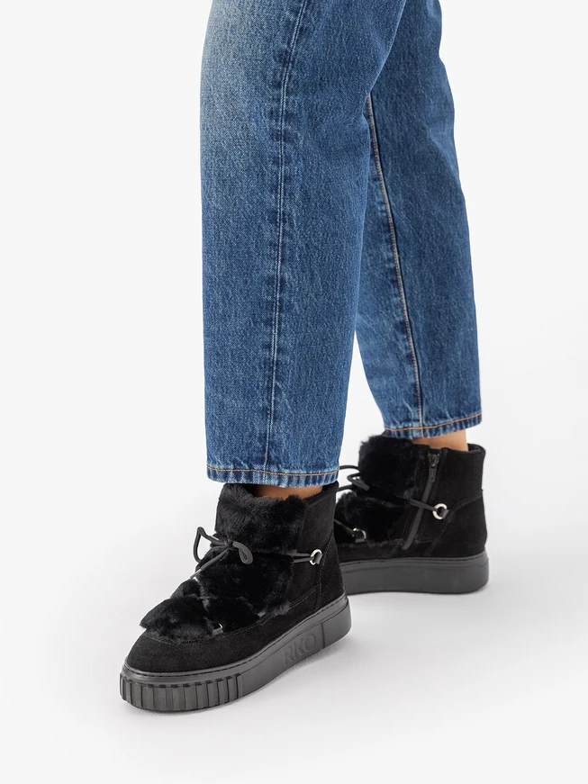 Black short insulated women’s snow boots