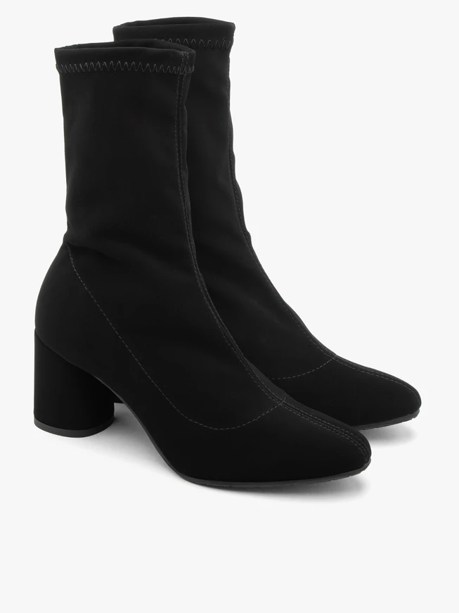 Flexible schwarze Keilstiefel mit runder Spitze