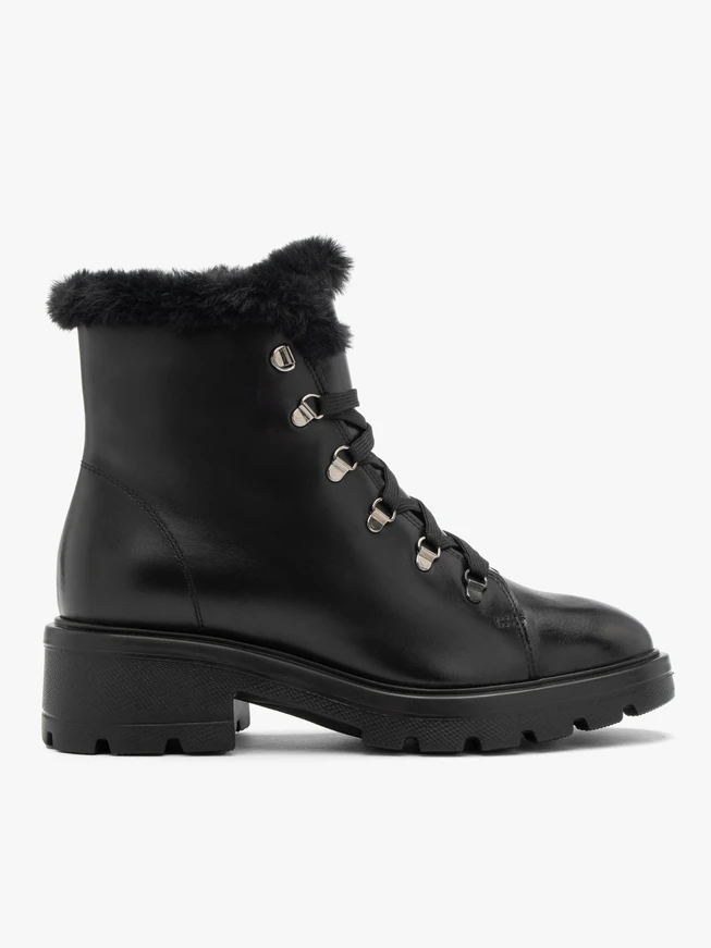 Schwarze Schnürstiefel mit Fell