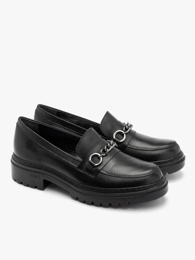 Schwarze Mokassins mit Kette auf dem Schaft