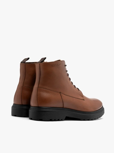 Braune Herrenstiefel mit schwarzem Boden