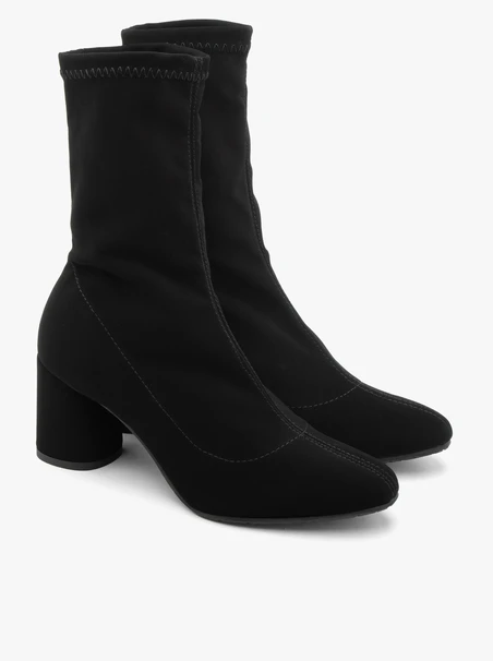 Flexible schwarze Keilstiefel mit runder Spitze