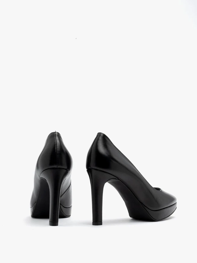 Schwarze hochhackige Pumps und Ballkleider