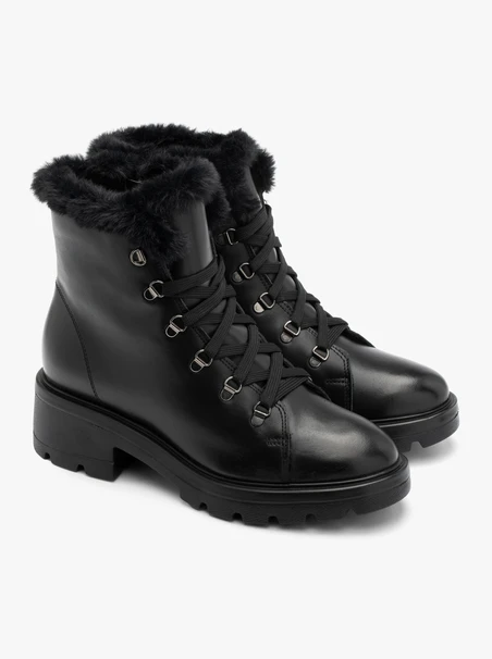 Schwarze Schnürstiefel mit Fell