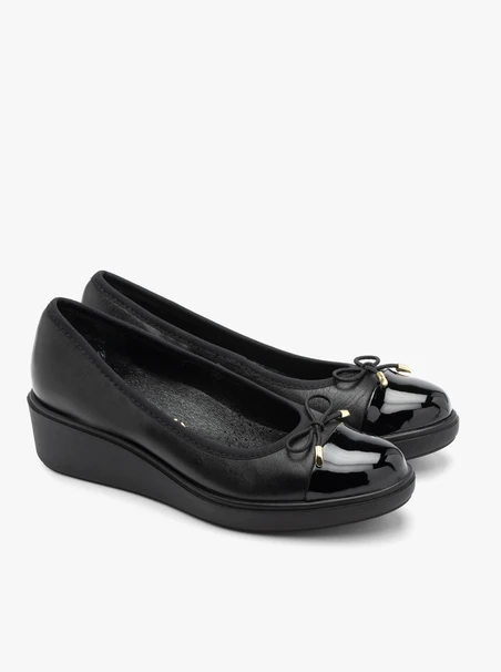 Schwarze Pumps mit niedrigem Plateau