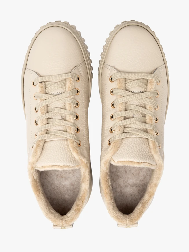 Isolierte Sporthalbschuhe in Beige