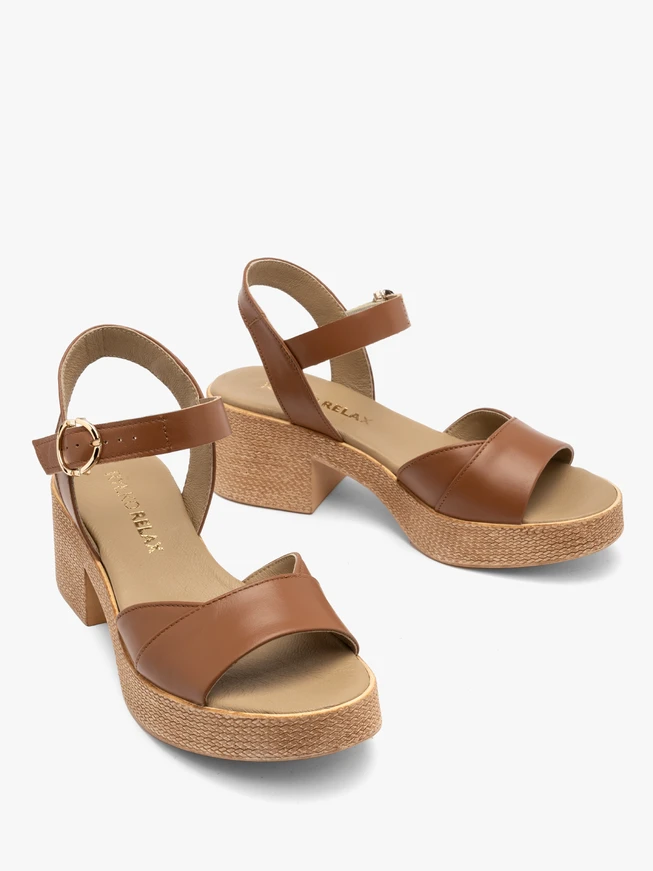 Hellbraune Sandalen auf massivem Plateau