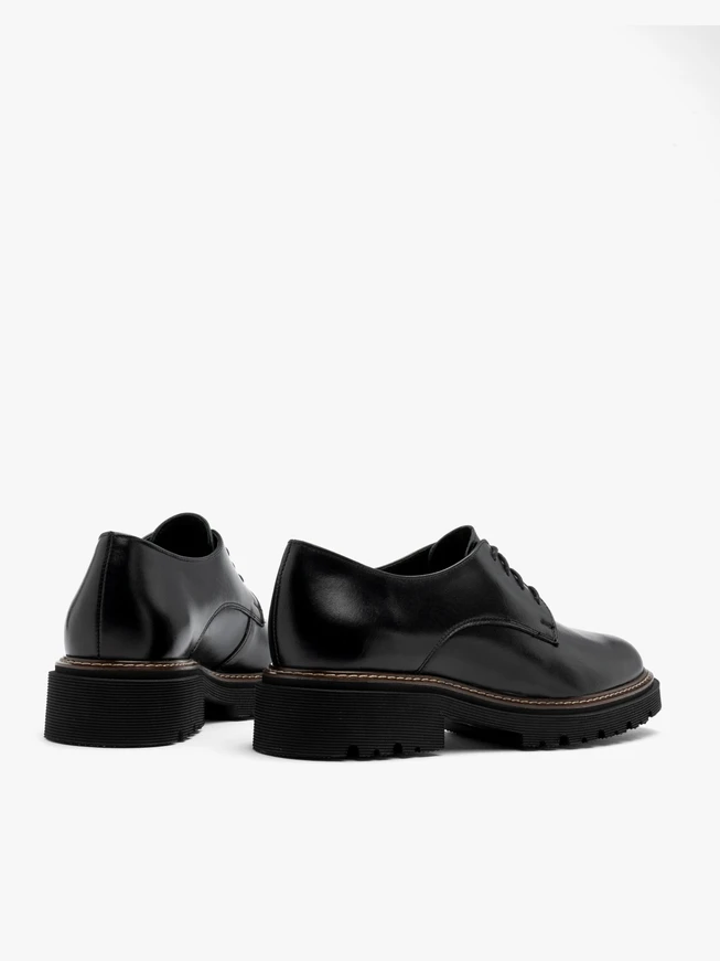 Schwarze Damenhalbschuhe mit dekorativem Boden