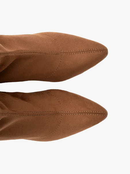 Stiefel mit flexiblem Absatz und spitzer Zehe