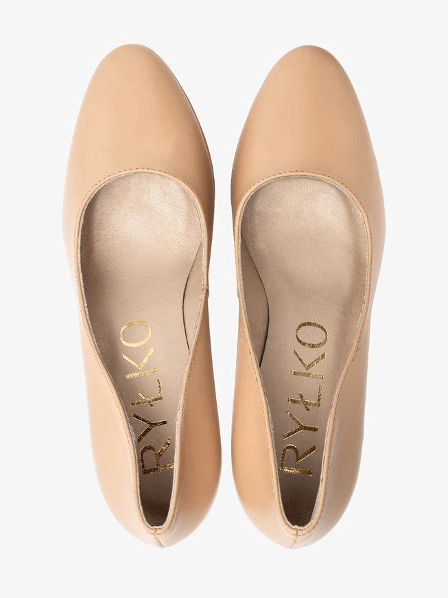 Beigefarbene hochhackige Pumps und Ballkleider