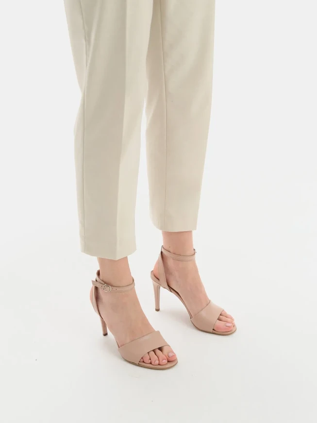 Beigefarbene Stiletto-Sandalen