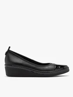 Schwarze Pumps mit lackierter Nase