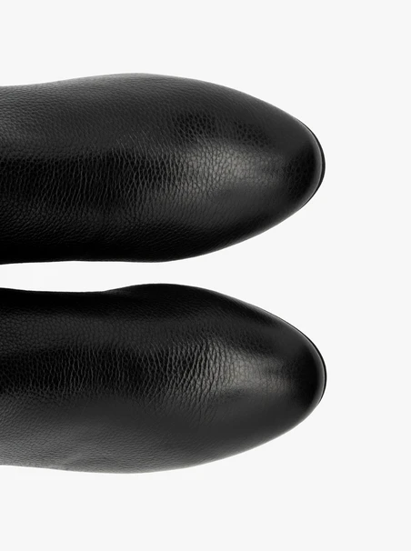 Black knee-high elastic boots with low heel