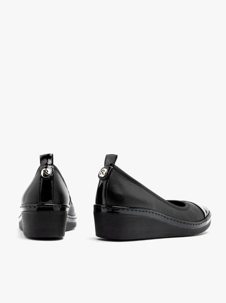 Schwarze Pumps mit lackierter Nase
