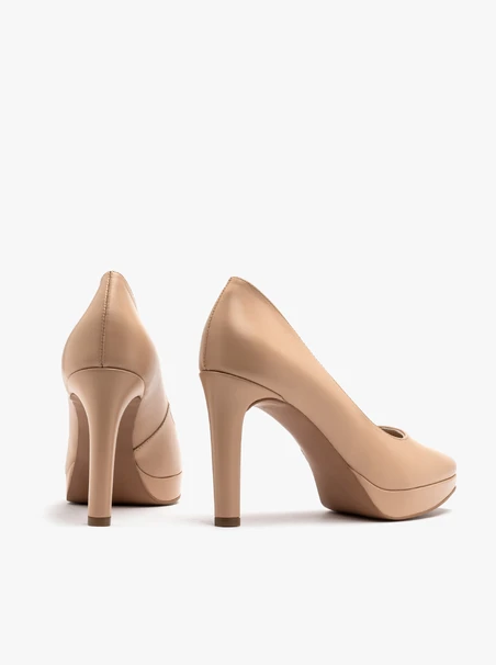 Beigefarbene hochhackige Pumps und Ballkleider
