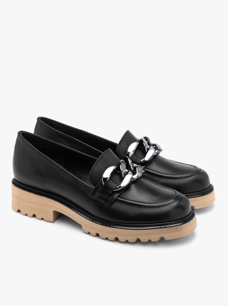 Schwarze Mokassins mit Zierkette