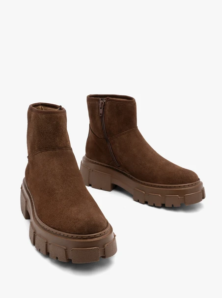 Braune Damenstiefel aus Veloursleder mit dicker Sohle