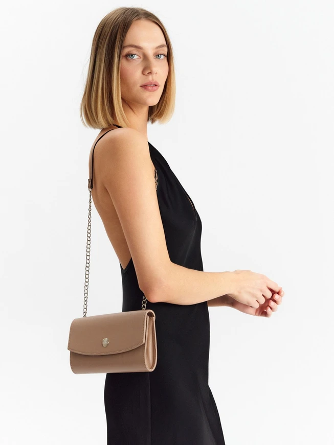 Kleine beige Handtasche mit Kettenriemen