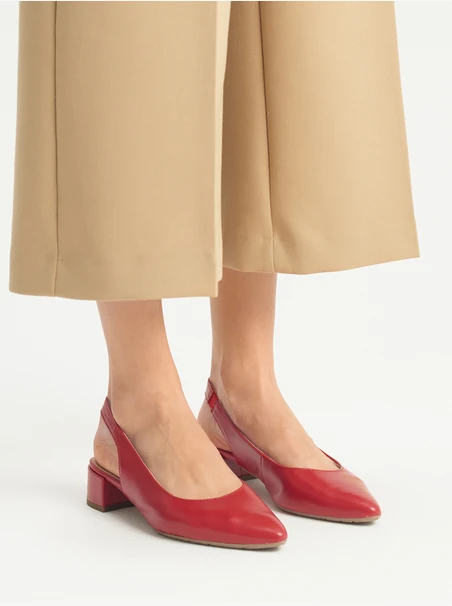 Rote Pumps mit offenen Absätzen