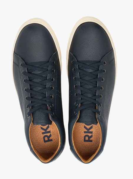 Marineblaue Turnschuhe