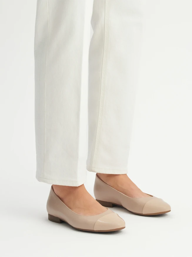 Beige Ballerinas mit lackierter Nase