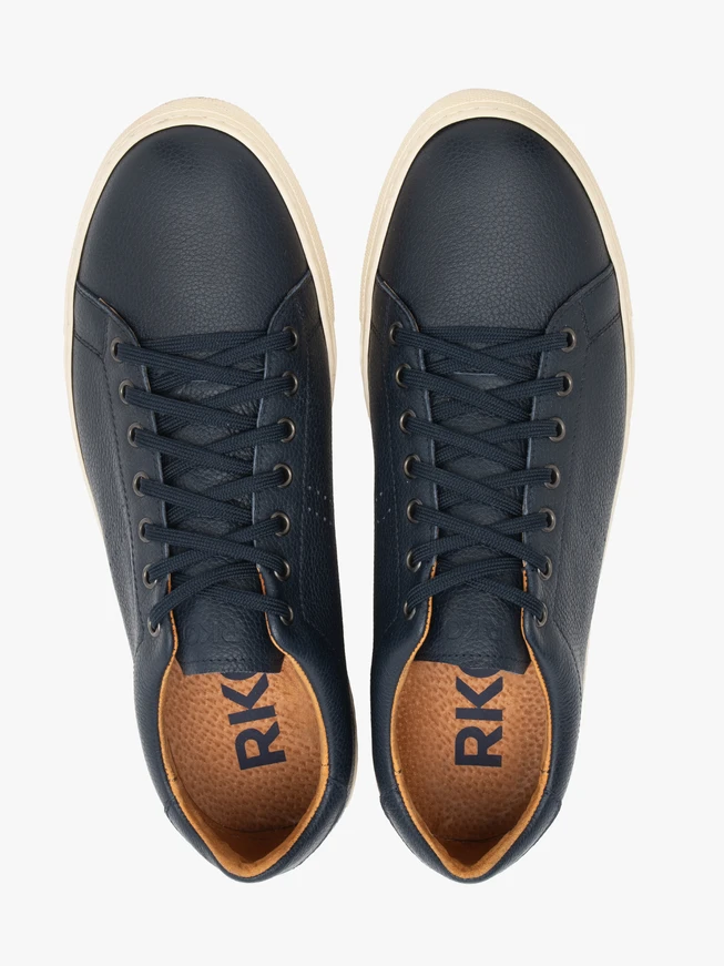Marineblaue Turnschuhe