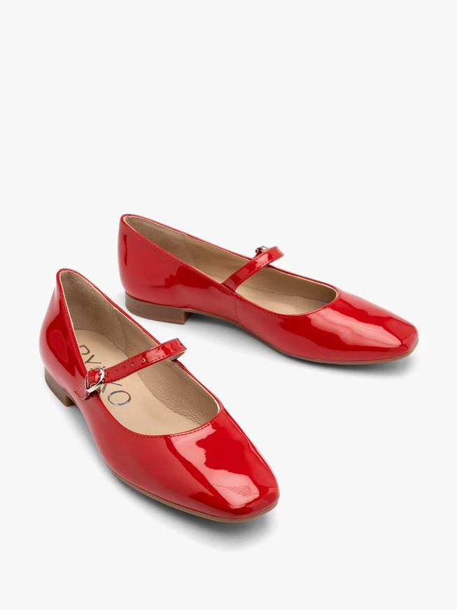 Rot lackierte Ballerinas mit dekorativem Verschluss
