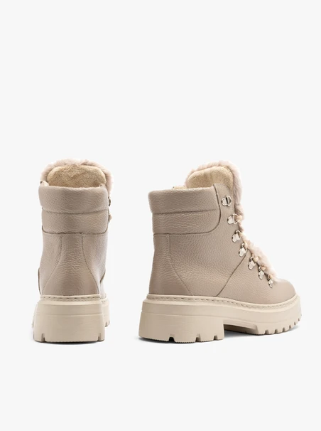 Beige boots with fur detail on tongue