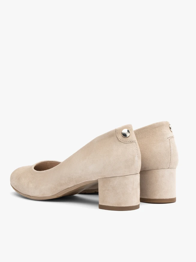 Beigefarbene niedrige Stiletto-Pumps