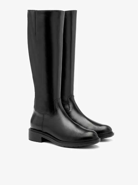 Klassische schwarze Stiefel mit schmalem Schaft