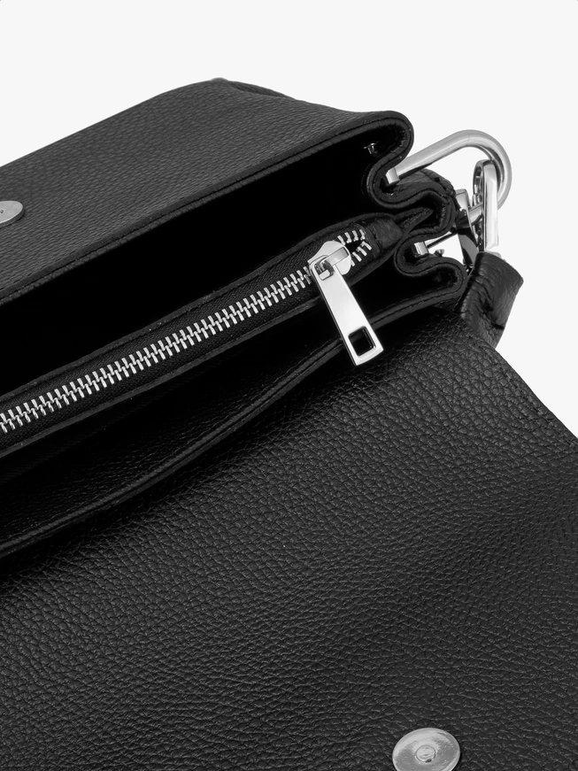 Kleine schwarze Handtasche mit dekorativem Henkel