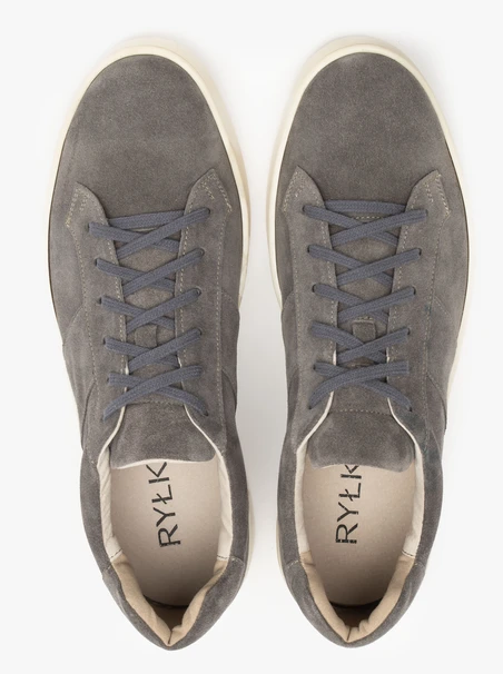 Sportschuhe aus grauem Veloursleder