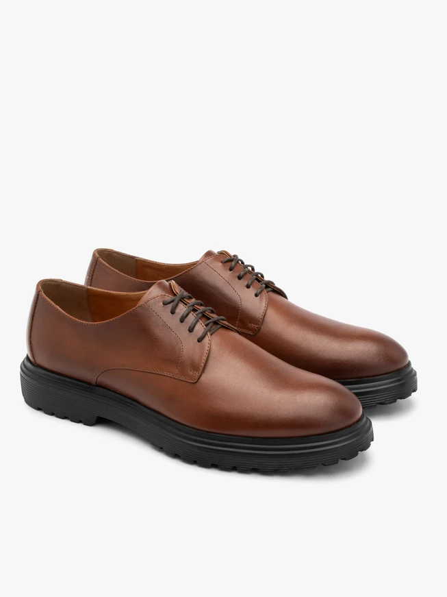 Braune Herrenhalbschuhe mit hellschwarzer Sohle
