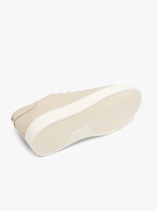 Beige Sporthalbschuhe mit goldenen Ösen